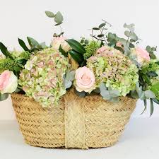 Cesta de mimbre con flores