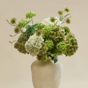 Jarrón decorativo con arreglo floral